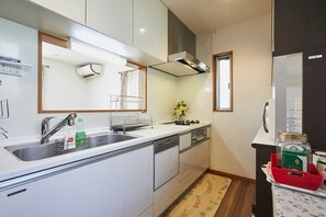 Geladeira, micro-ondas, cooktop, cafeteira/chaleira