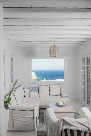 Smart-tv, dvd-spelare, leksaker och en stereo