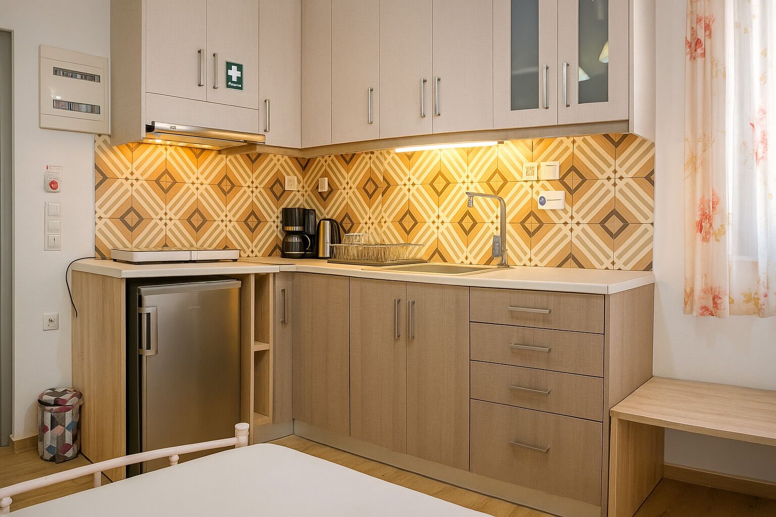 Réfrigérateur, un four, cafetière-théière, bouilloire électrique