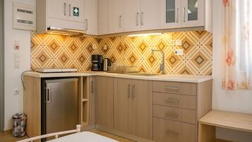 Réfrigérateur, un four, cafetière-théière, bouilloire électrique