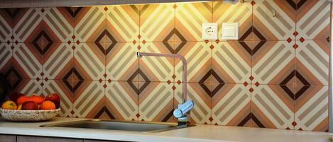 Fridge, oven, coffee/tea maker, electric kettle