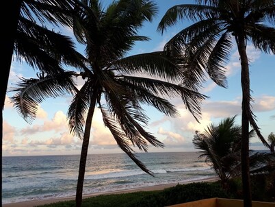 Beachfront house in the Interlagos Condominium. Comfort, space and safety.