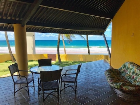 Outdoor dining. Beachfront house in the Interlagos Condominium. Comfort, space and safety.