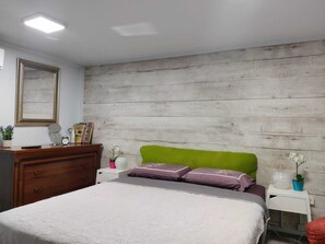 1 bedroom, desk, soundproofing, iron/ironing board - Private suite for 5-6 pepole (01) (Gedera)