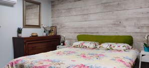 1 slaapkamer, een bureau, geluiddichte muren
