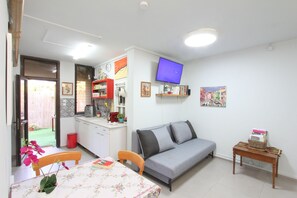 Smart TV, books, music library - Private suite for 5-6 pepole (01) (Gedera)