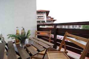 Outdoor dining - Pine Tree Apartment D34, Cedar Lodge 4 (Банско)