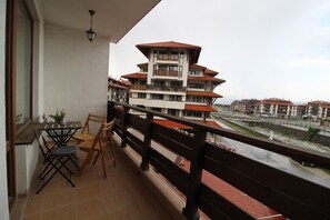Outdoor dining - Pine Tree Apartment D34, Cedar Lodge 4 (Банско)