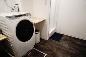 Douche, articles de toilette (gratuits), séchoir à cheveux, bidet