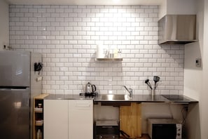 Refrigerador con congelador, microondas y parrilla de estufa 