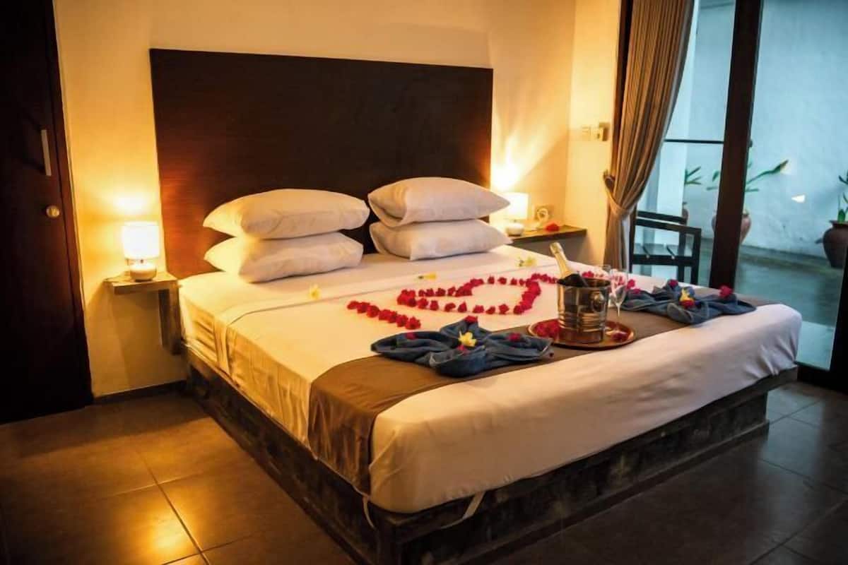 Premium bedding, Select Comfort beds, laptop workspace