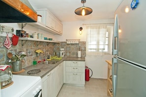 Fridge, oven, stovetop, coffee/tea maker