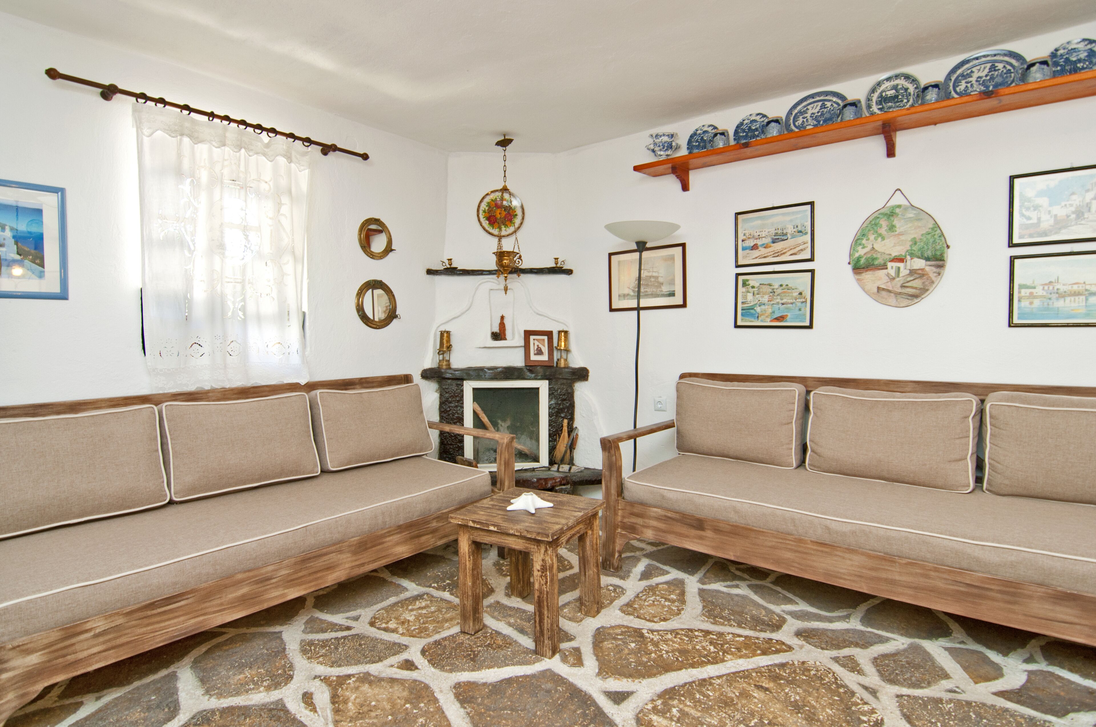 Älytelevisio, takka, kirjoja