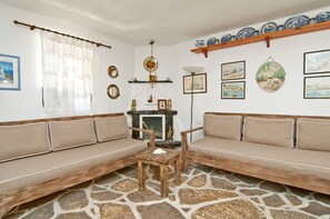 Smart TV, chimenea y libros 