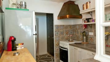 Fridge, oven, stovetop, coffee/tea maker