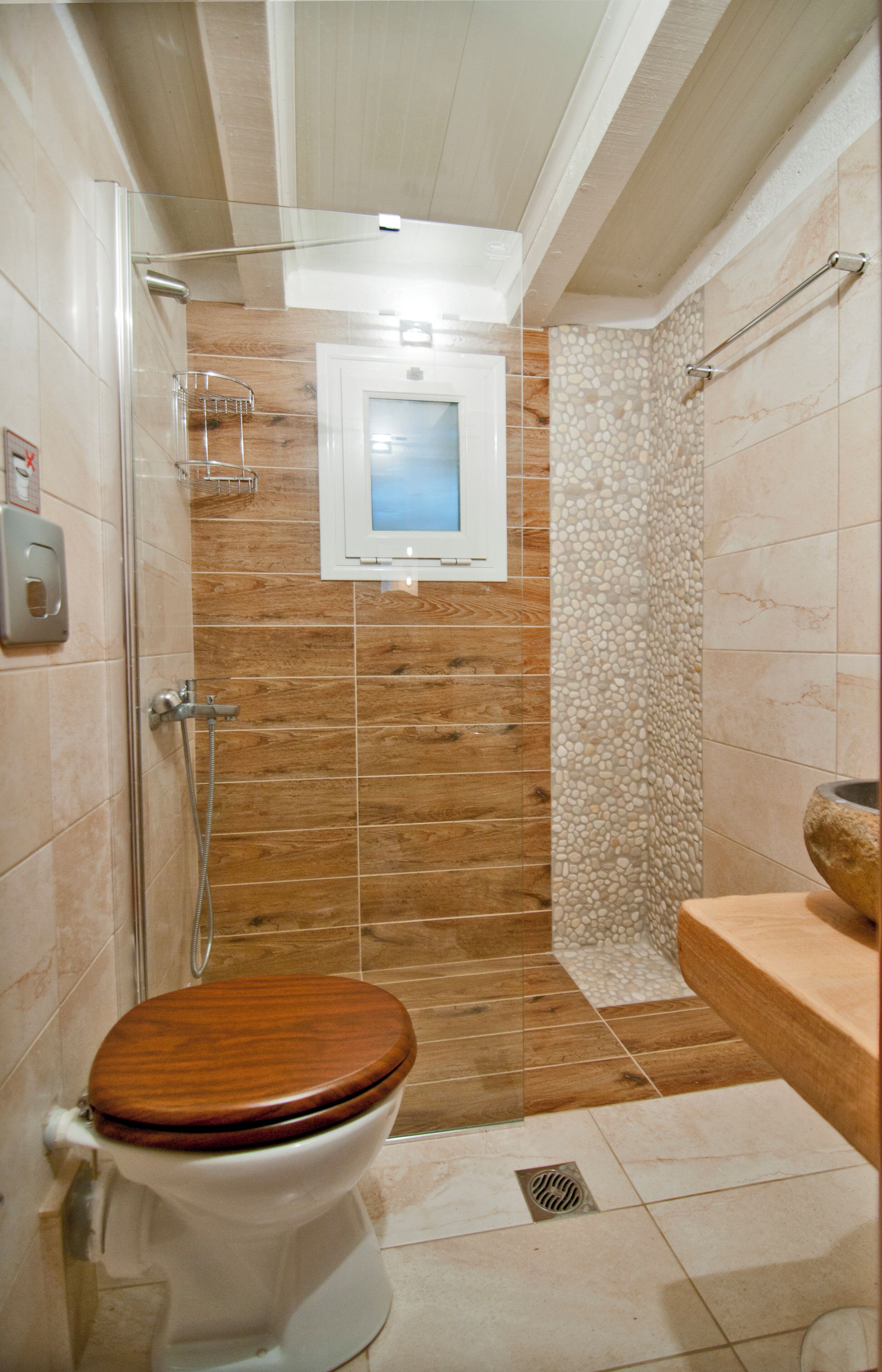 Douche, sèche-cheveux, serviettes fournies, savon