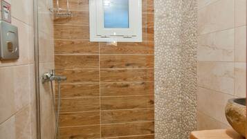 Douche, sèche-cheveux, serviettes fournies, savon