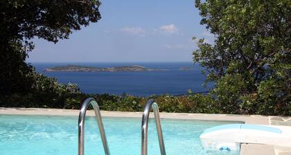 Villa de lujo con piscina privada y magníficas vistas al mar.