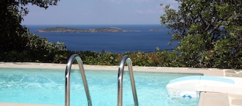 Lyxig villa med privat pool och magnifik hisnande havsutsikt