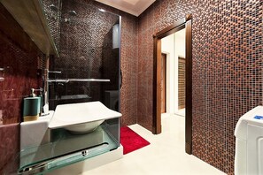 Shower, hair dryer, bidet, towels - Lux apartment in Arcadia (Одесса)