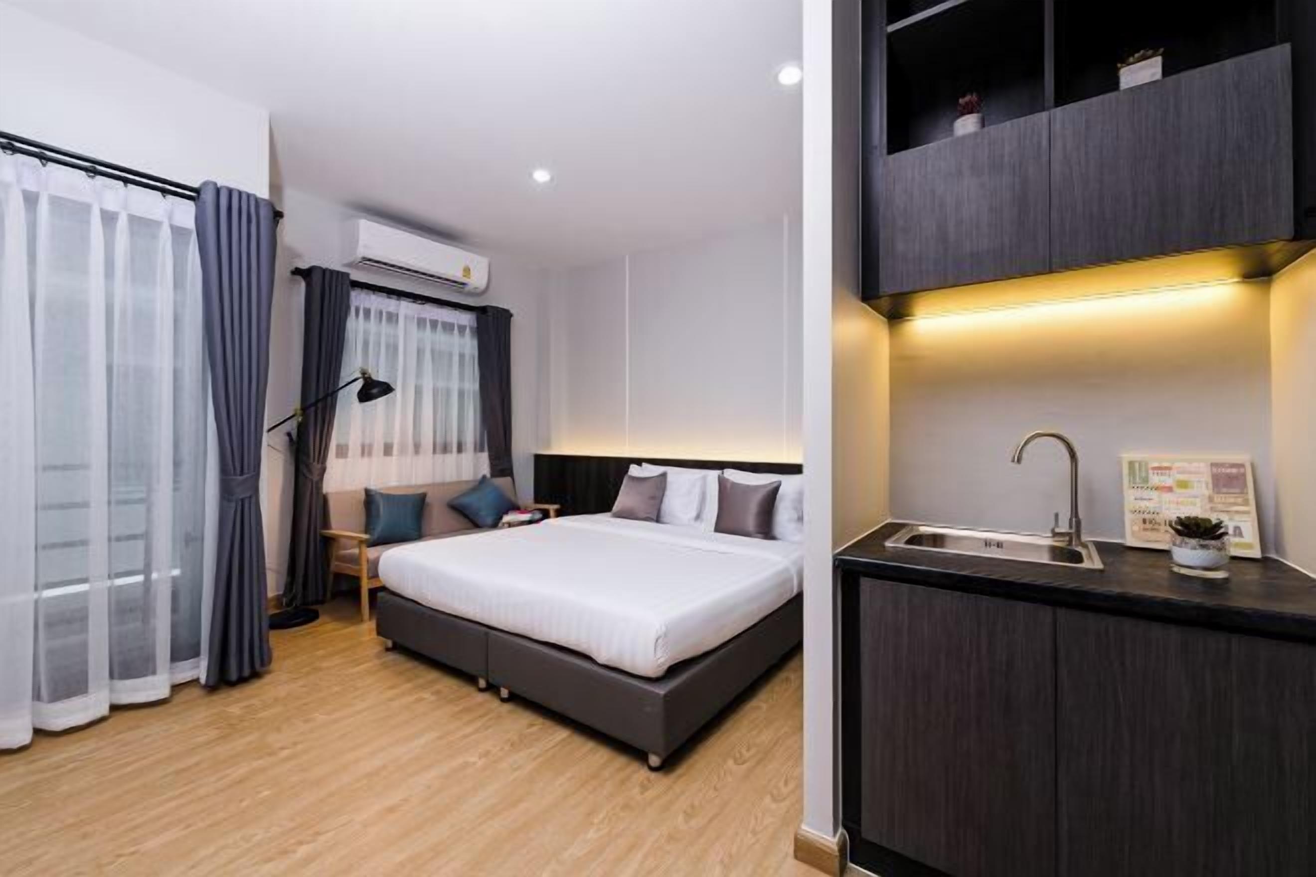 Desk, laptop workspace, free WiFi, bed sheets