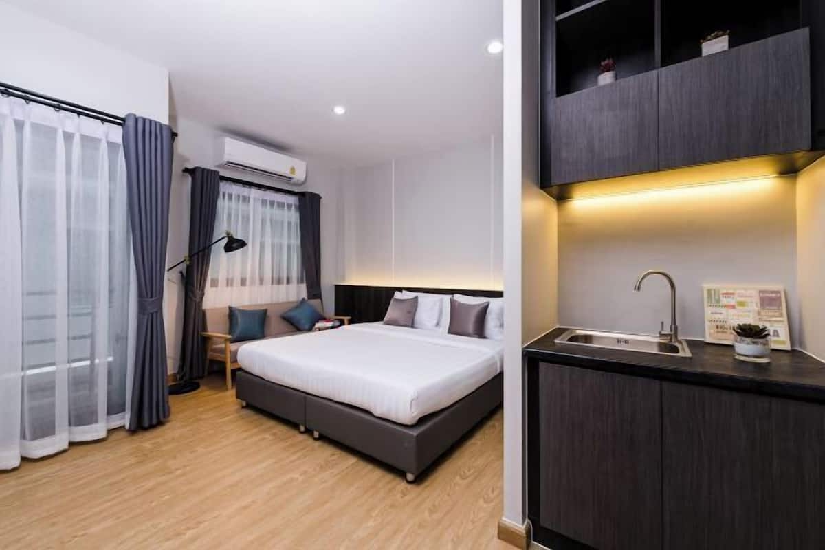 Desk, laptop workspace, free WiFi, bed sheets