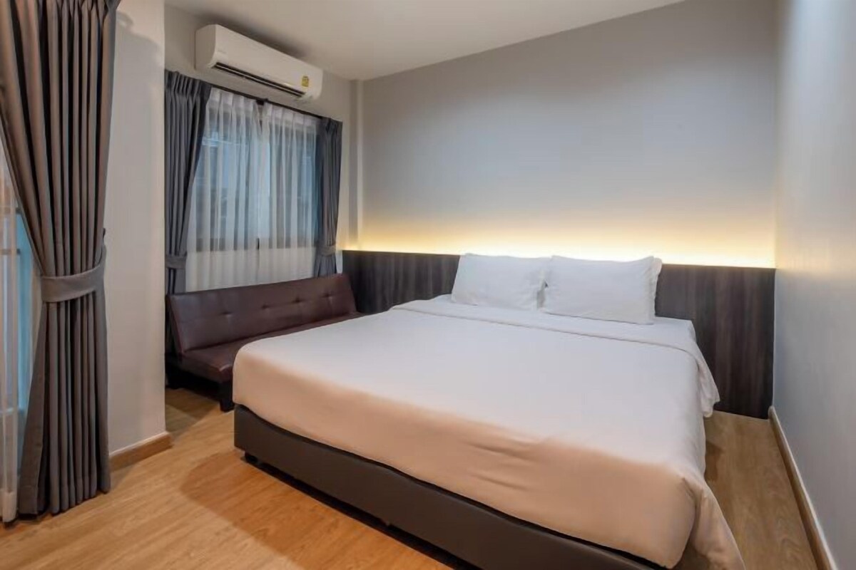 Desk, laptop workspace, WiFi (free), bed sheets