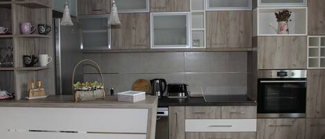 Kjøleskap, mikrobølgeovn, ovn og kokeplater