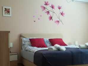 1 Schlafzimmer, Schreibtisch, schallisolierte Zimmer