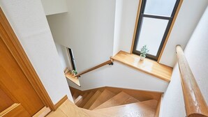 A wooden staircase with a small window at the top. - Senior villa 4BR, Shinjuku Okubo (東京)