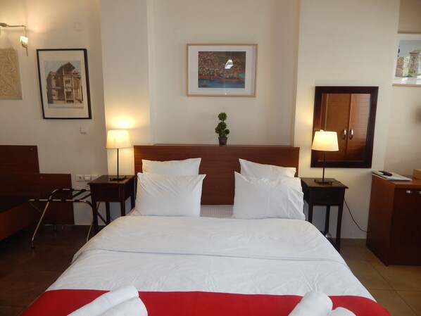 Tabla de planchar con plancha, wifi gratis y ropa de cama 