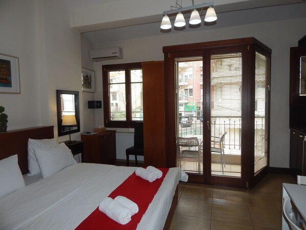 Iron/ironing board, free WiFi, bed sheets