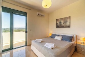 3 slaapkamers, een kluis op de kamer, een strijkplank/strijkijzer, wifi