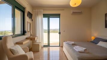 3 bedrooms, in-room safe, iron/ironing board, WiFi