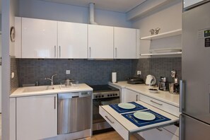 Kühlschrank, Mikrowelle, Ofen, Herdplatte