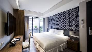 4 bedrooms, in-room safe, WiFi, wheelchair access