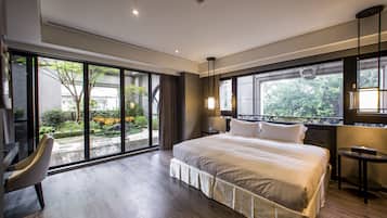 4 bedrooms, in-room safe, WiFi, wheelchair access