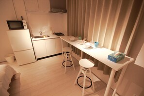 冰箱、微波炉、电热水壶、厨具/餐具