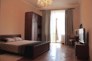 3 bedrooms, iron/ironing board, WiFi - Apartment in old Austrian building located in historical centre. Nicw (Львів)