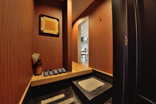 Kyoto / Nishijin area Une annexe d'une maison de ville de luxe rénovée de façon moderne