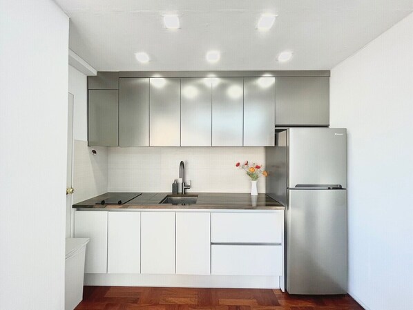 Kühlschrank, Mikrowelle, Wasserkocher, Kochgeschirr/Geschirr/Besteck