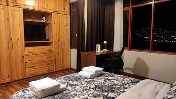 Departamento ejecutivo, 3 habitaciones, vista a la ciudad, torre | 3 habitaciones, wifi gratis y ropa de cama