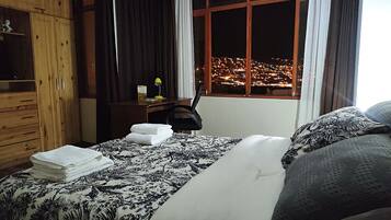 Departamento ejecutivo, 3 habitaciones, vista a la ciudad, torre | 3 habitaciones, wifi gratis y ropa de cama