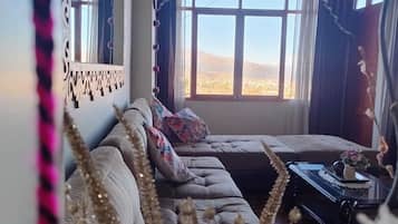 Executive-huoneisto, 3 makuuhuonetta, kaupunkinäköala, torni | Oleskelualue