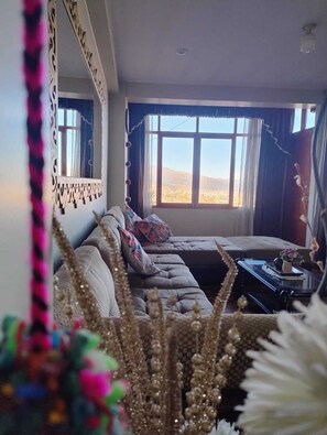 شقة تنفيذية - ٣ غرف نوم - منظر للمدينة - في طابق علوي | منطقة المعيشة