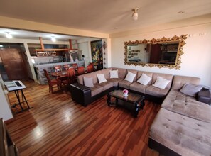 Executive-Apartment, 3 Schlafzimmer, Stadtblick, Turm | Wohnbereich