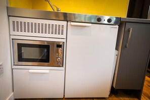 Geladeira, micro-ondas, cooktop, chaleira elétrica
