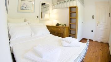 4 dormitorios, escritorio, tabla de planchar con plancha y cuna de viaje