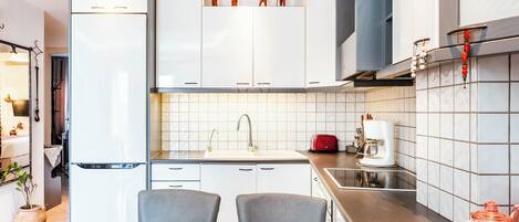 Fridge, oven, stovetop, coffee/tea maker