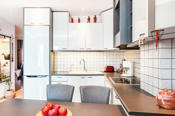 Fridge, oven, stovetop, coffee/tea maker